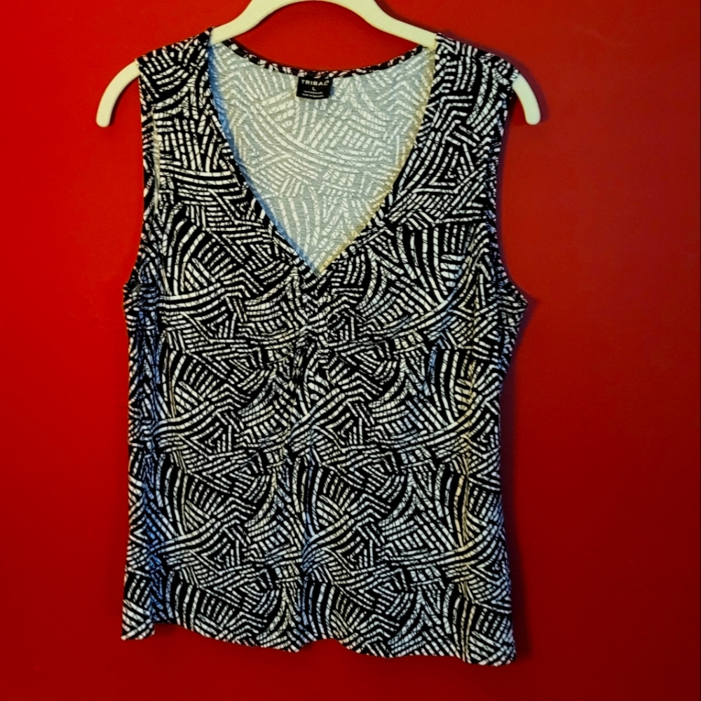 Tribal black & white fun print v-neck tank top size Large